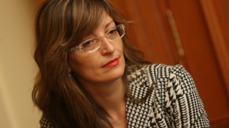Министър Захариева: Да се пита Конституционния съд за референдума на Слави