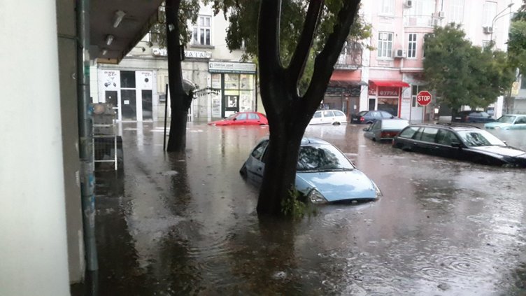 Райони на Варна са под вода