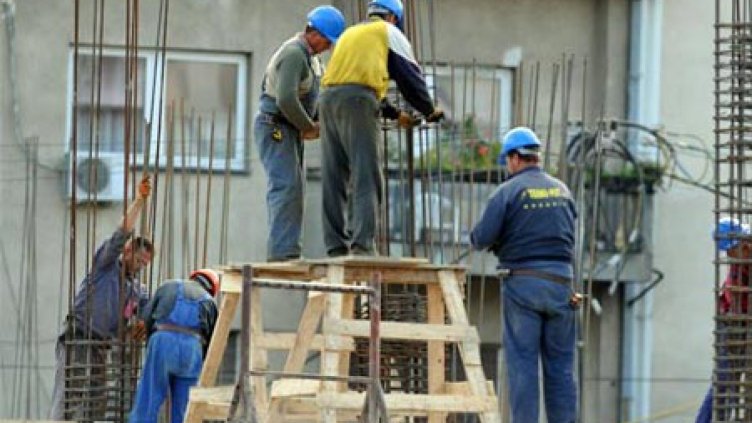 Въже на кран вкара двама работници в болница