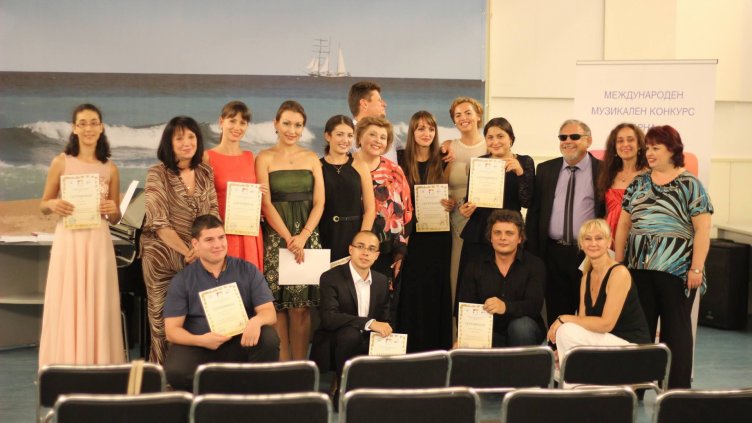 Млади звезди начело със Славин Славчев радват варненци тази вечер с концерт