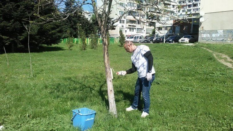 Служители на районната администрация и граждани чистиха във Владиславово