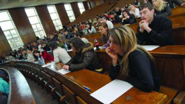 Двама от трима, завършили икономика, работят нещо друго