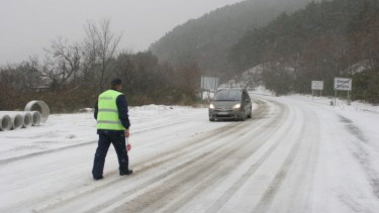 Покрив на бензиностанция падна заради снега в Кърджали