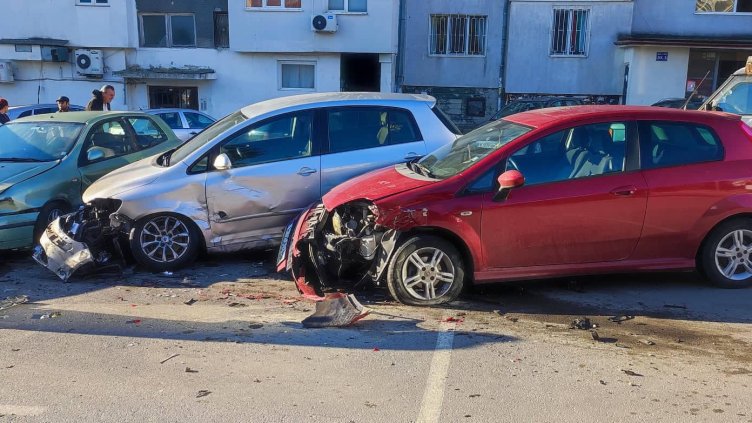 Боклучийски камион помля коли на паркинг в "Младост" във Варна (Снимки)