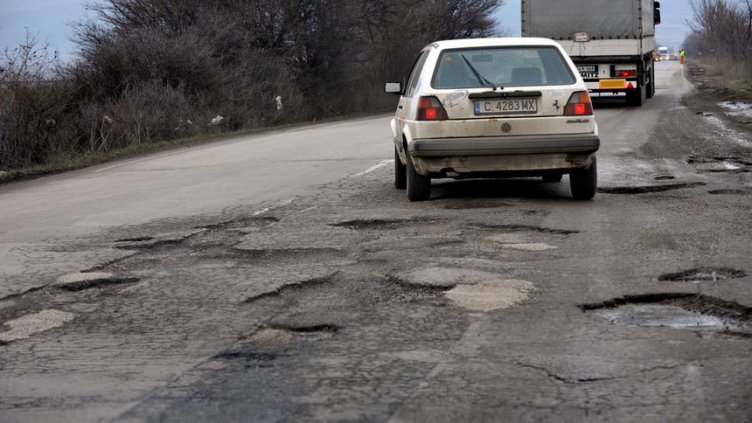 Близо 8 000 км от републиканските пътища у нас са в лошо състояние