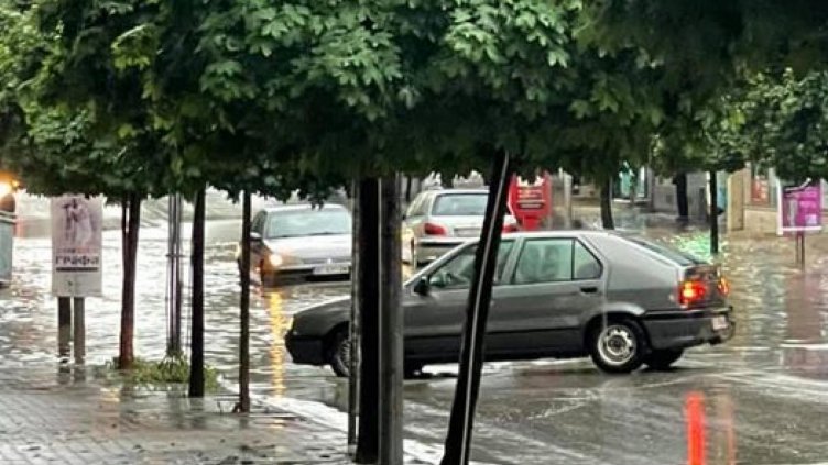 Порой отнесе улиците на Търново и Горна Оряховица