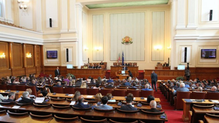 С кворум на ръба парламентът започна работа