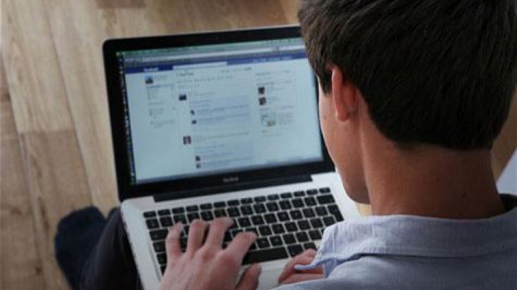 Facebook прави хората по-щастливи