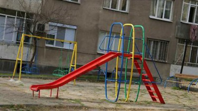 Горя детска площадка във Варна