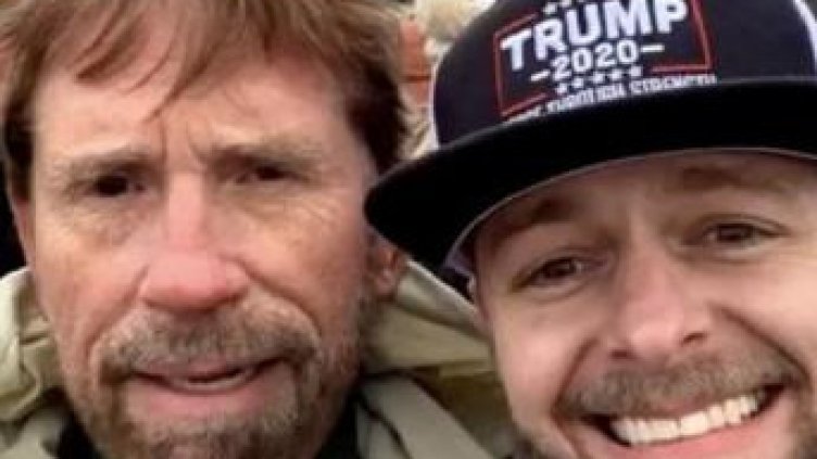 Фотобомба: Чък Норис на щурма на Капитолия