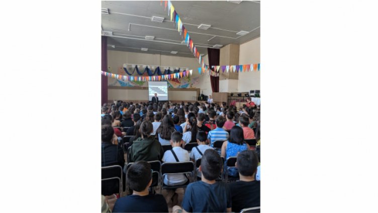 Водещи експерти по сигурността от Израел и преподаватели от ВСУ &bdquo;Черноризец Храбър&ldquo; учат деца как да се пазят от кибертормоз (ВИДЕО)