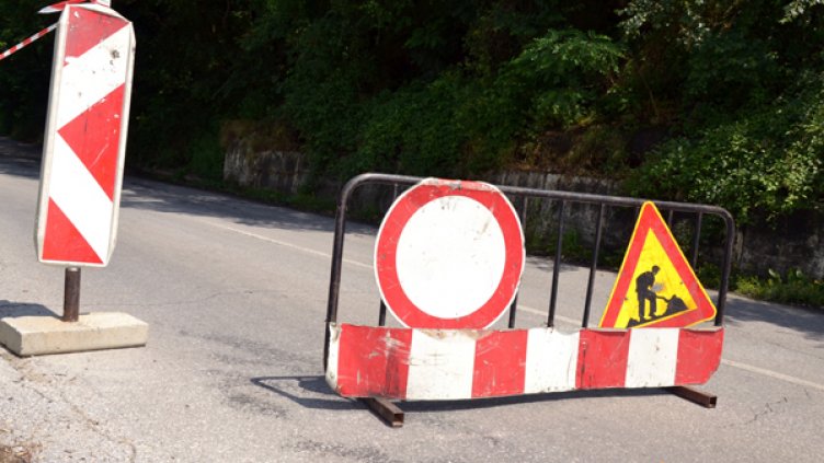 Шофьор се блъсна в изкуствена преграда в участък в ремонт във Варненско