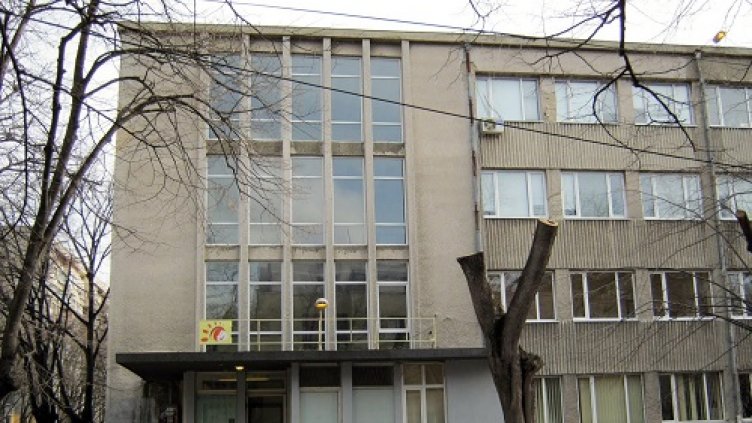 Започна ремонт на тротоарите до Руското училище