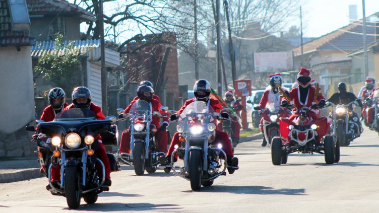 Над 20 Дядо Коледа на мотори премиха през Добрич