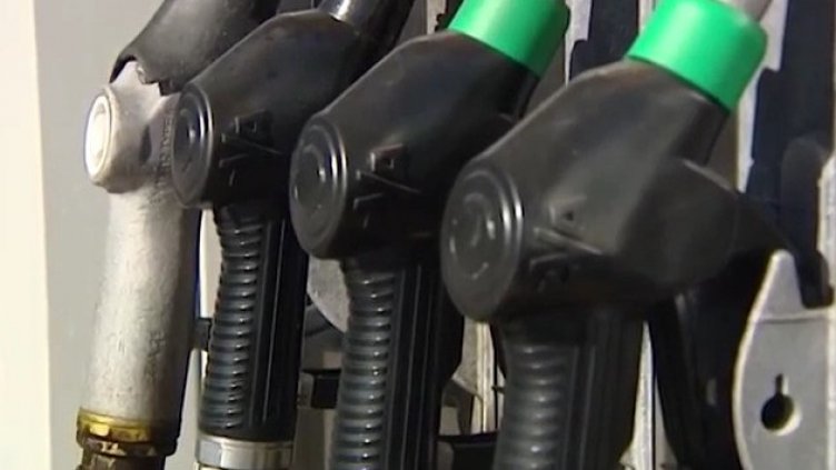 С две нагоре, а тук с три стотинки надолу... И обикаляме бензиностанциите