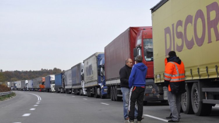 Товарни автомобили са образували дванайсеткилометрова опашка на „Капитан Андреево“