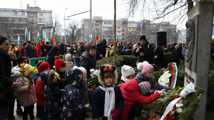 Варненци почетоха паметта на Васил Левски (СНИМКИ)