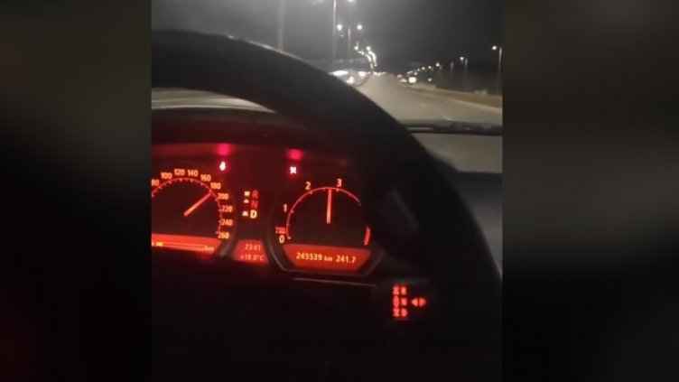 Безобразно ВИДЕО: Жена спи зад волана, шофира дружка