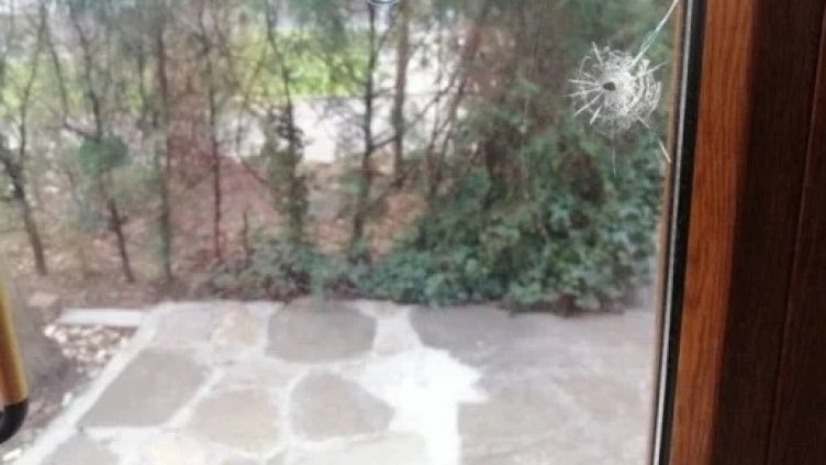 Гневен батка гърмя по кръчма, бесен че затваря в 22 часа