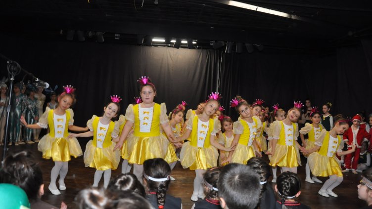 МНОГО ДЕТСКИ СЪСТАВИ за песни и танци с желание се включиха в благотворителния концерт. Снимка ПЛАМЕН ГУТИНОВ