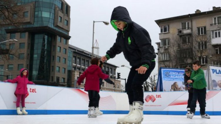 Безплатна ледена пързалка за празниците във Варна