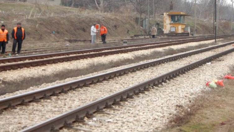 Кола излетя от пътя и падна на жп релсите  