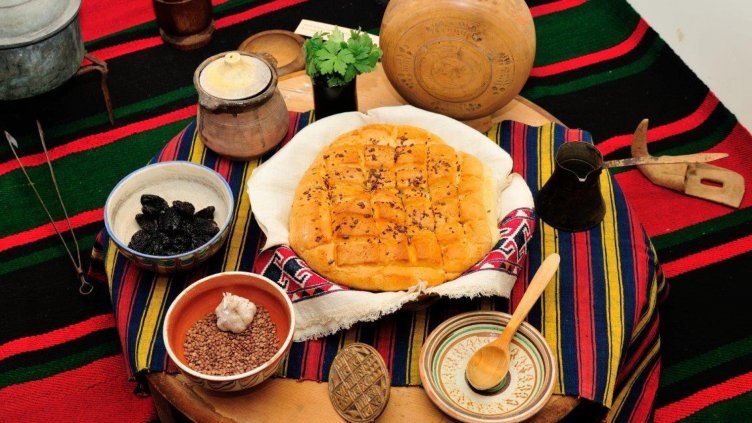 BG празници: 400 000 българи ги поляха у нас, 140 000 – навън