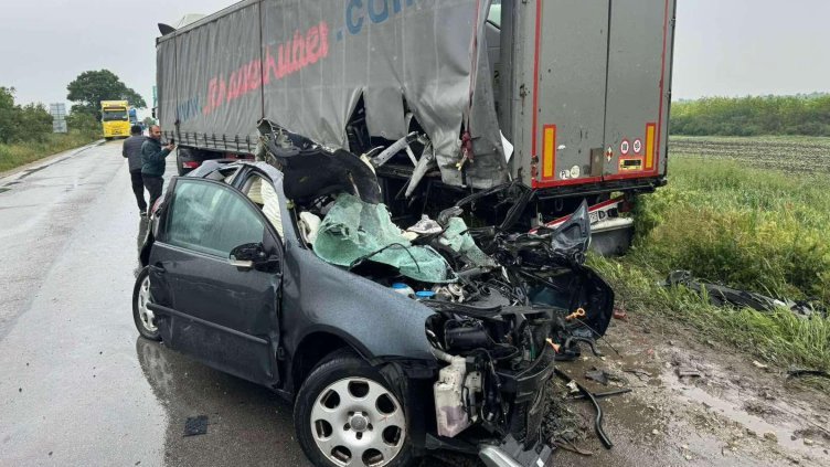 Трима са ранени след удар на тир и кола между Бяла Слатина и Кнежа