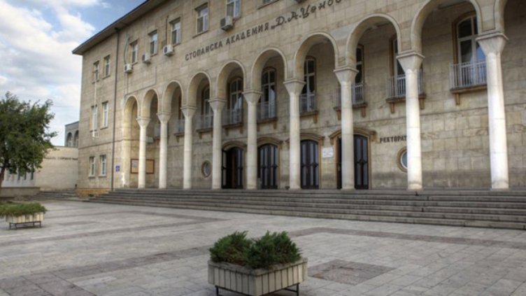 Абсолвенти от Свищов дариха част от парите си за бала на социален дом	