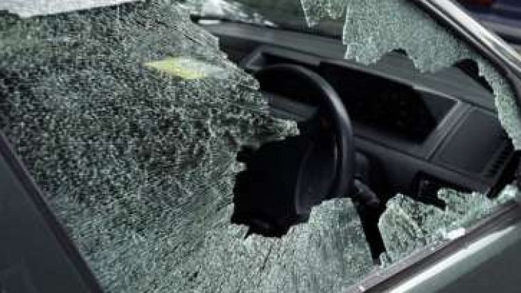 Мъж преби шофьор с метална тръба и потроши колата му в Добрич