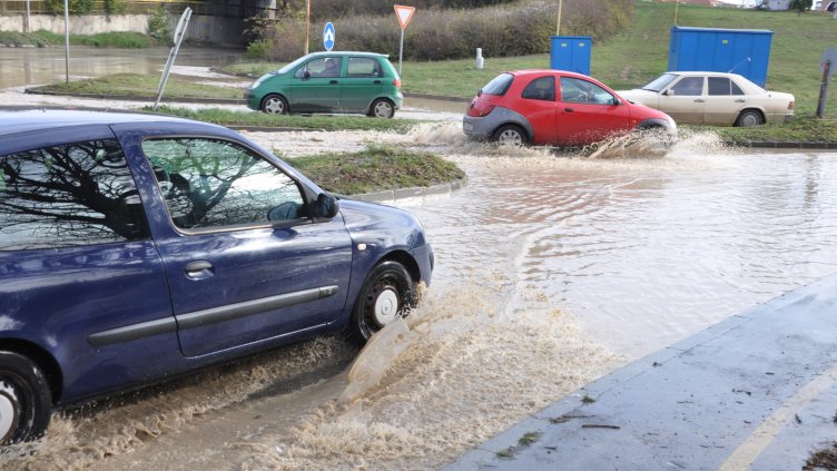 Бул. Христо Смирненски се превърна в река