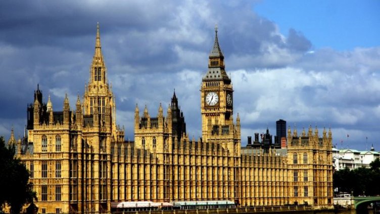 Отцепиха района около парламента в Лондон заради кола 