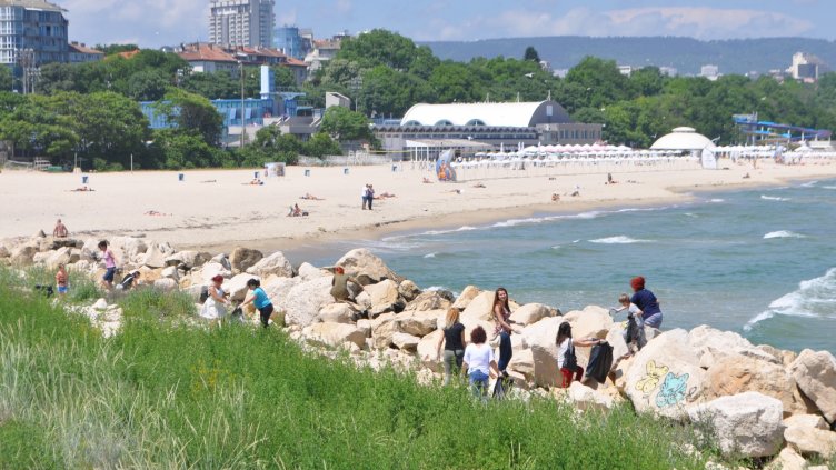 Нудист отказа да се облече по време на еко акция на Басейнова дирекция (СНИМКИ)