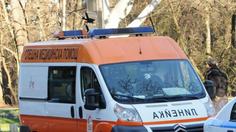 Лекарка се потроши в линейка на дежурство, уволниха я