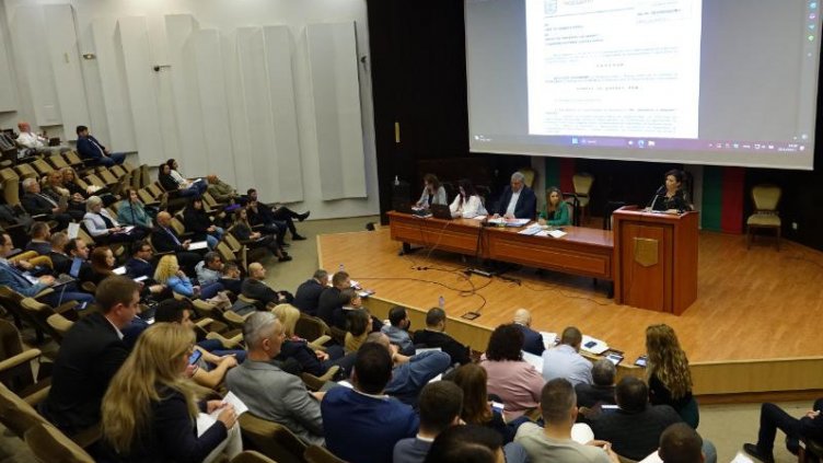 На сесия: Решават за нощните автобусни и безплатните карти във Варна