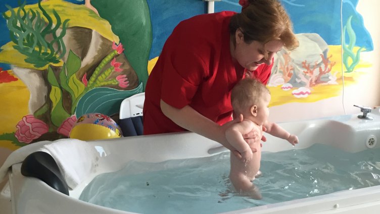 Деца преодоляват двигателни проблеми с обучение по плуване