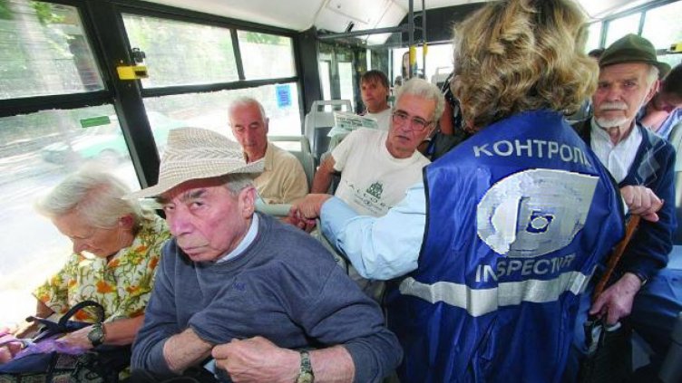 Контрольор свали японец от трамвай за непродупчен билет