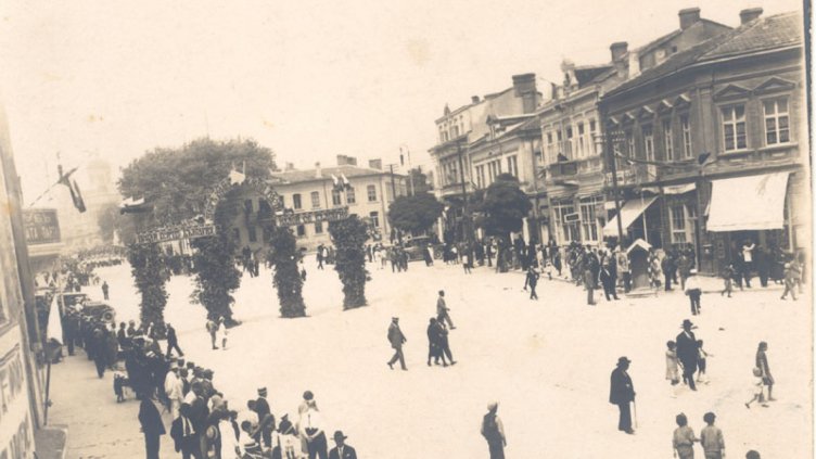 Варна. Площад „Мусала“. 1935 г. Издигната е арка пред общината с надпис: „Добре дошли, скъпи гости!“. Вижда се подготовката на шествието, съпътстващо откриването на Варненската мострена изложба и селскостопанския събор. (сн. Регионална библиотека „Пен-чо 