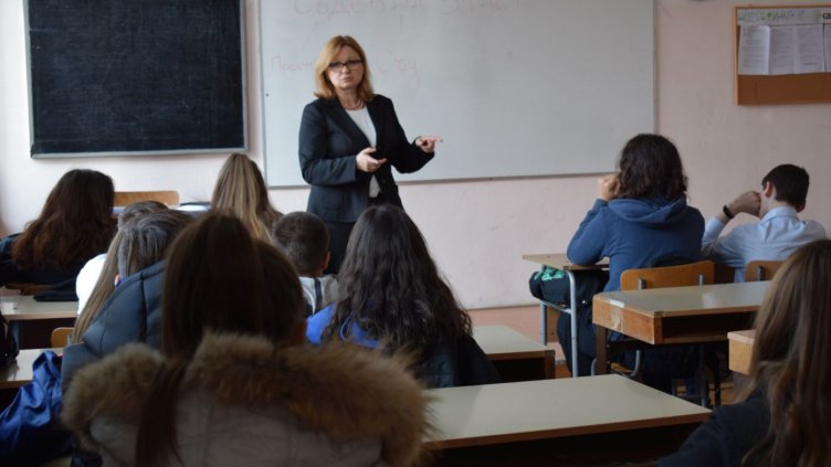 Съдия Иваничка Славкова, ръководител на Наказателно отделение на Варненски окръжен съд е един от петте наказателни съдии, които проведоха срещи с осмокласниците от Професионална гимназия по туризъм „Проф. д-р Асен Златаров“.