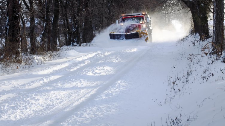 Сняг, студ и блокирани пътища