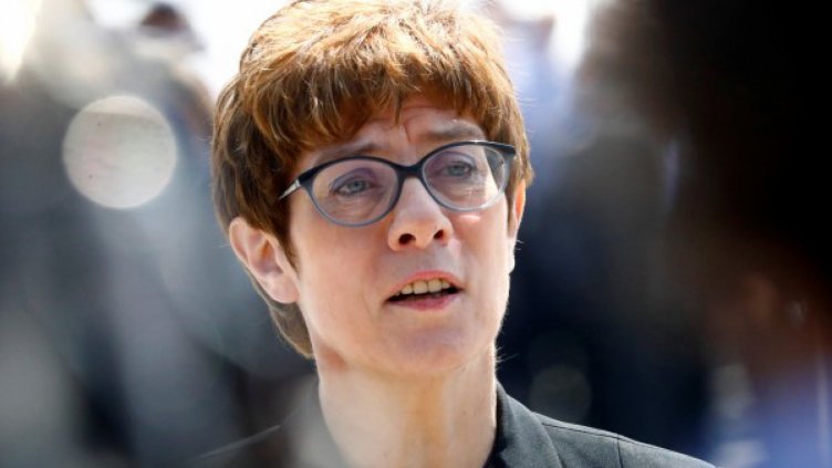 Министър, партиен шеф... Тежък път пред Анегрет Крамп-Каренбауер 