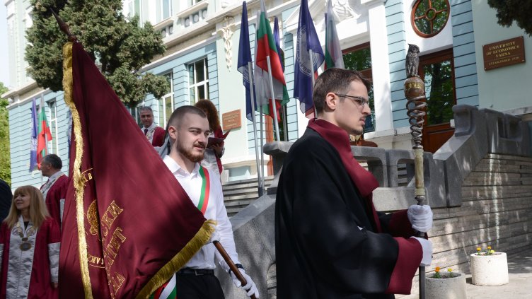 ИУ - Варна чества 103 години (СНИМКИ)