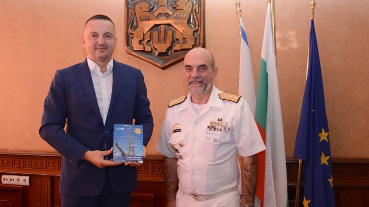 Подготвят втора експедиция с полярния ни кораб до Антарктида