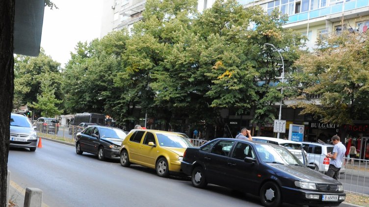 Верижна катастрофа затруднява движението по бул. "Владислав Варненчик"