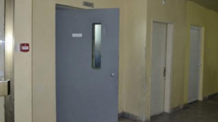 Майка и бебето й останаха блокирани 40 минути в асансьор