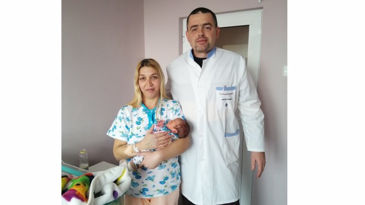 Проф. д-р Емил Ковачев със спасената пациентка и нейното бебе.