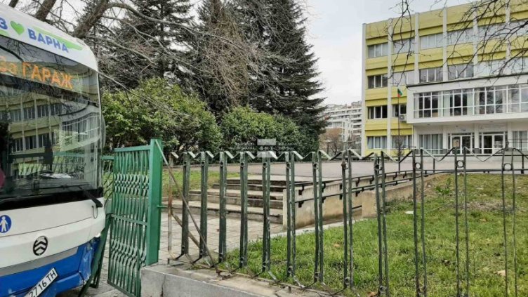 Градски автобус се удари в спирка до Гимназията по химия във Варна