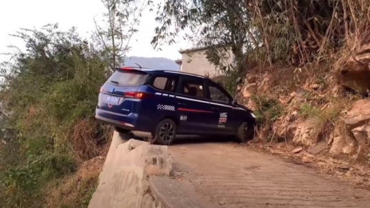 Не гледайте това ВИДЕО, ще ви се изправи косата! Безумна маневра над пропаст