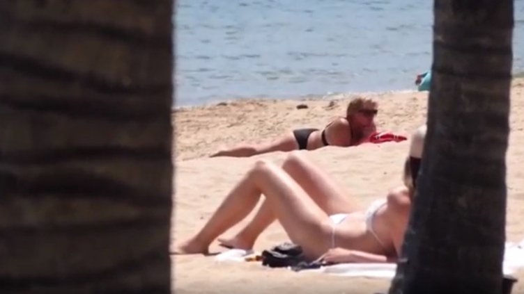 Варна, средата на май, плажуващите откриха сезона ВИДЕО