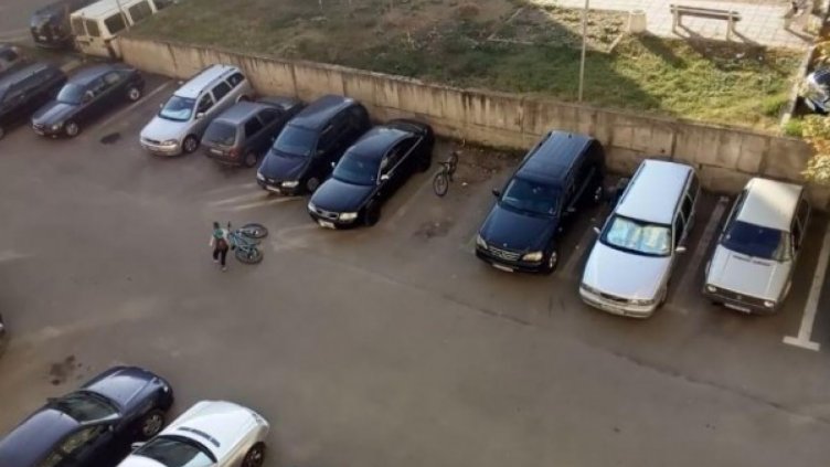 Хлапета крадат капачките на гумите на коли, играта е опасна